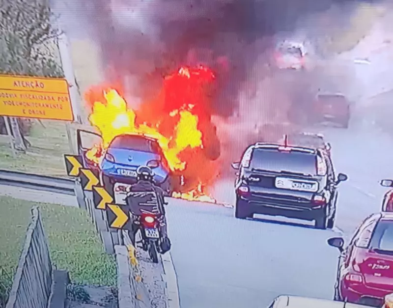 Carro em chamas na saída do túnel