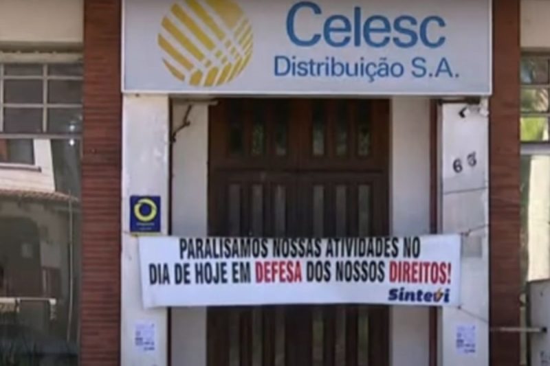 fachada da Celesc com faixa de protesto dos servidores