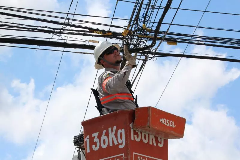 Trabalhador da Celesc em poste de luz