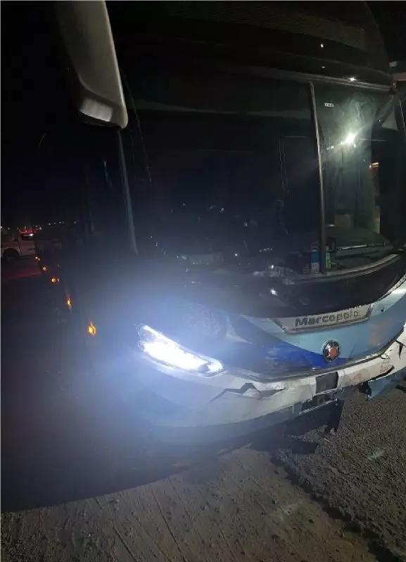 Ônibus danificado após colisão com carro em rodovia 