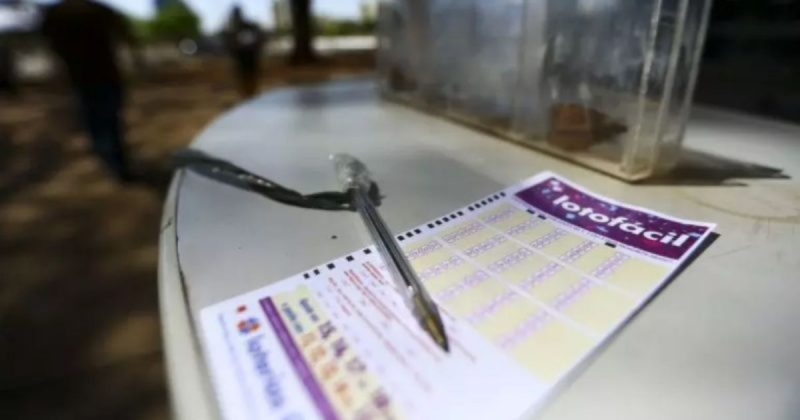 Bilhete de aposta em cima de mesa acompanhado de caneta