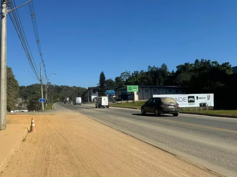 Imagem de obras na rodovia Antônio Heil, em Brusque, que será duplicada e contará com nova rótula