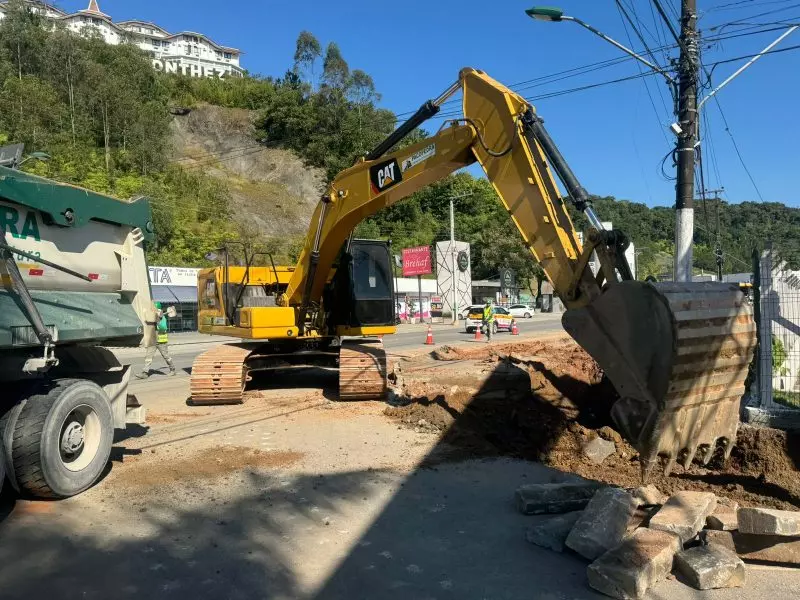 Imagem de obras na rodovia Antônio Heil, em Brusque, que será duplicada e contará com nova rótula