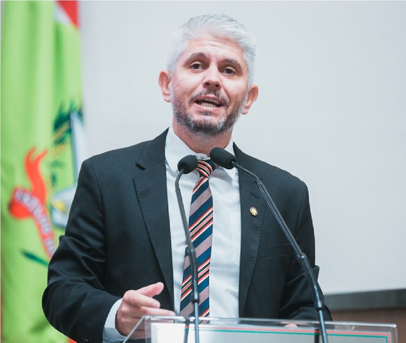 Foto do deputado Egidio Ferrari durante fala em tribuna 