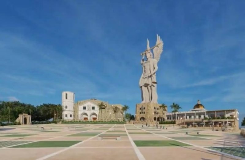 na imagem aparece a figura de São Miguel do Arcanjo que terá o dobro do tamanho do Cristo Redentor