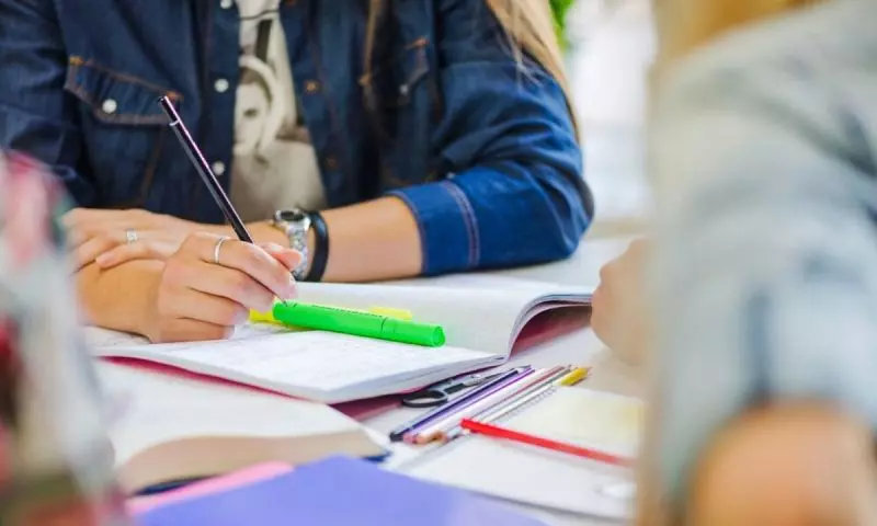 Aluna estuda para o vestibular