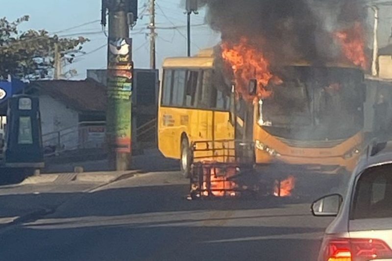 Linhas de ônibus voltam a circular após ônibus amarelinho ser incendiado no Norte da Ilha