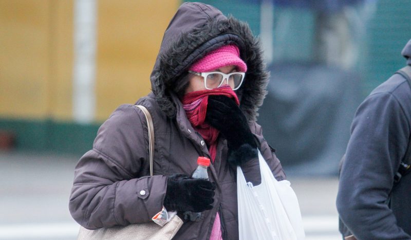 Mulher vestida com roupas de inverno no frio