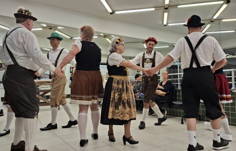 Grupo de dança marcou a abertura da exposição sobre imigração alemã em SC