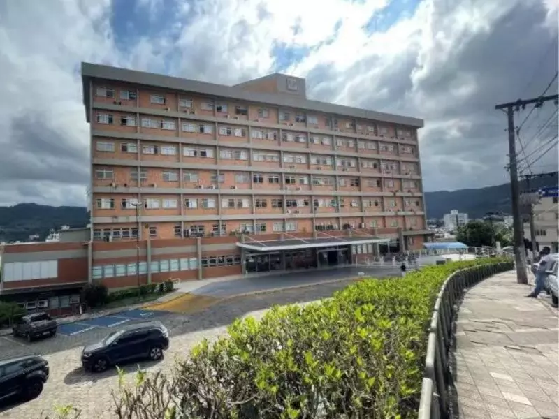 fachada do hospital regional do alto vale do itajaí, onde bebê foi internado após grave afogamento