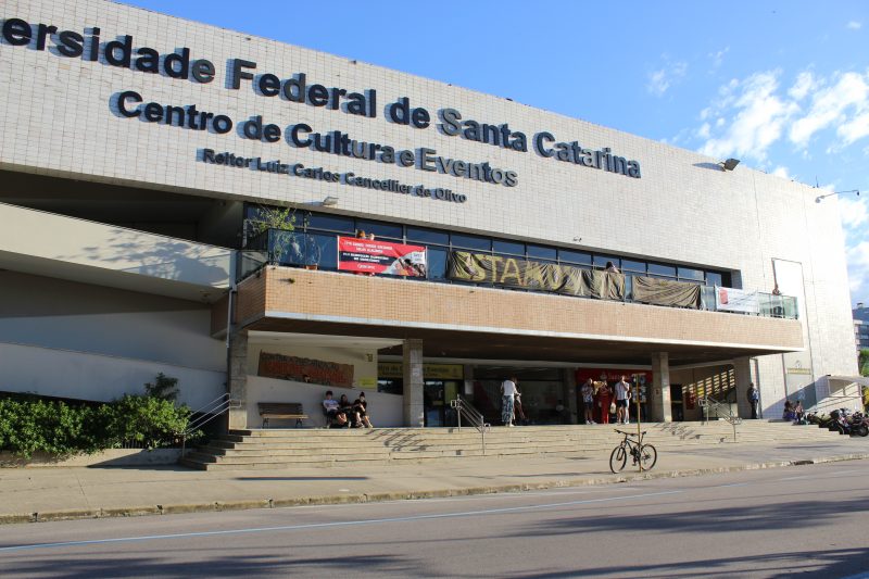 Fachada do Centro de Eventos da UFSC, em Florianópolis