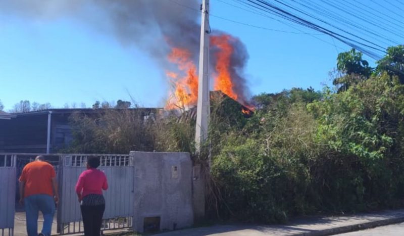 Corpo de Bombeiros conseguiu controlar chamas. Ninguém se feriu no incêndio