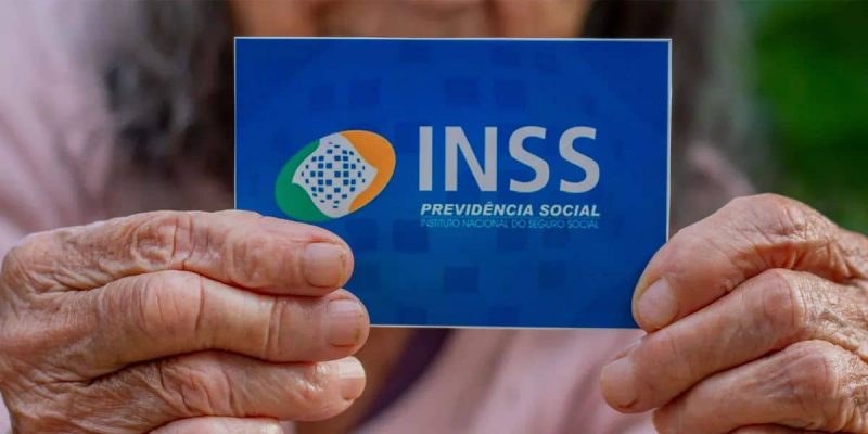 idosa segurando carteirinha do inss