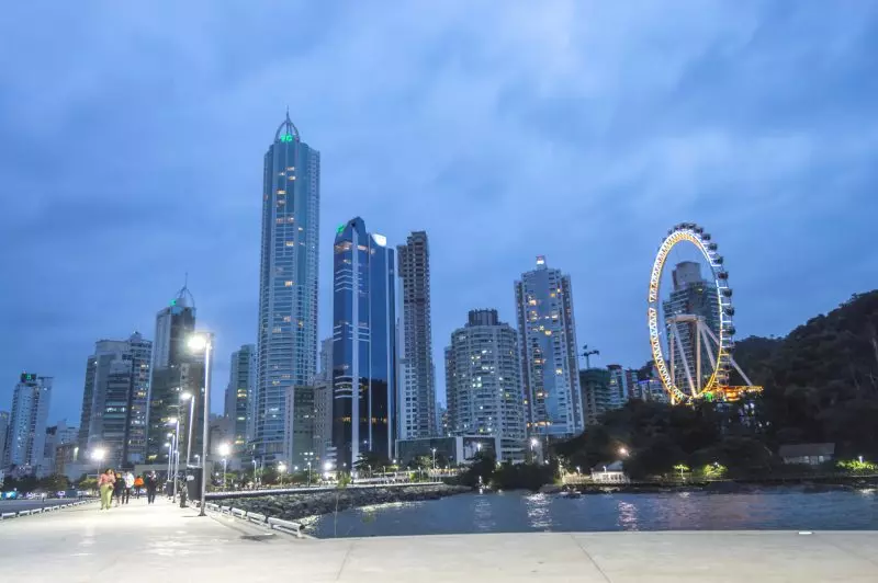 Imagem da praia Central de Balneário Camboriú; confira a lista de patrimônios declarados pelos candidatos à prefeitura 