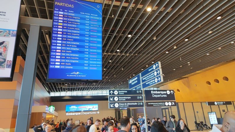 fila e painel de embarque no Aeroporto de Florianópolis