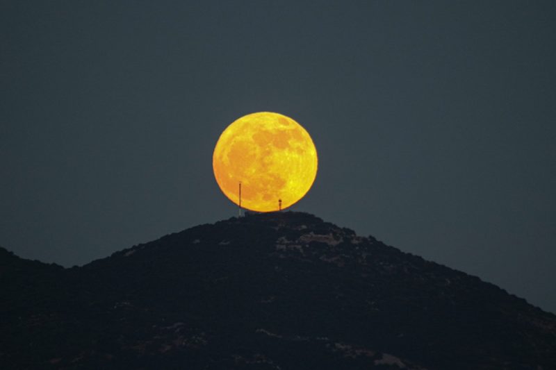 Lua por cima de montanha