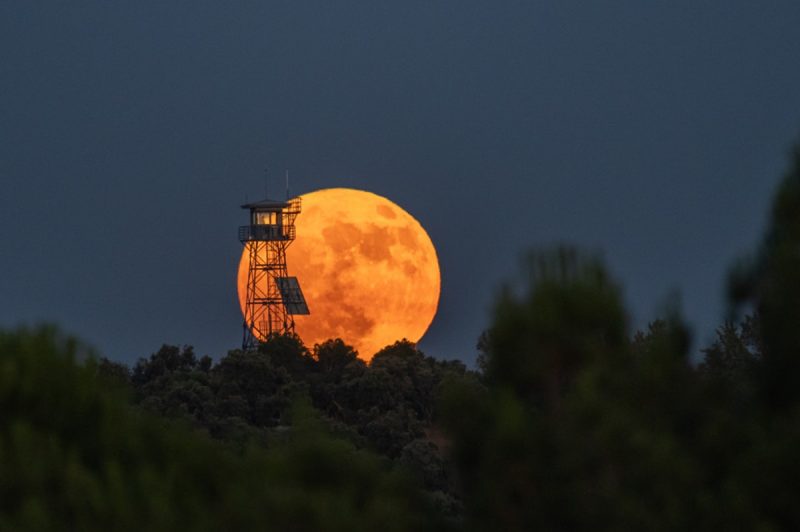 Vista da lua por trás de paisagem