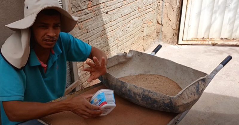 Pedreiro fazendo a massa para reboco