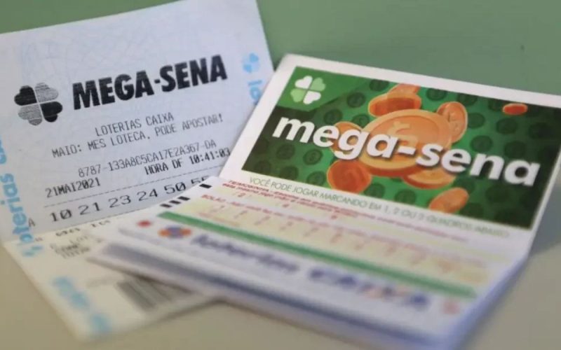 Resultado da Mega-Sena: bilhete de aposta com comprovante ao lado 