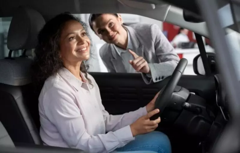 na imagem aparece mulher escolhendo o veículo e discute forma para comprar um carro