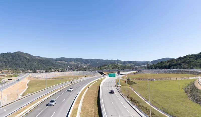 Carros passando por pistas do Contorno Viário 