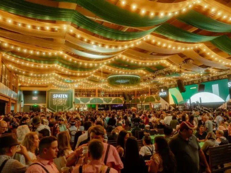 Pavilhão da Oktoberfest Blumenau lotado em dia de evento