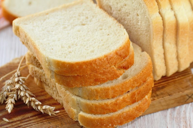 Pão fatiado em uma tábua