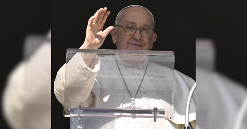 Papa Francisco olhando para seu público e acenando 