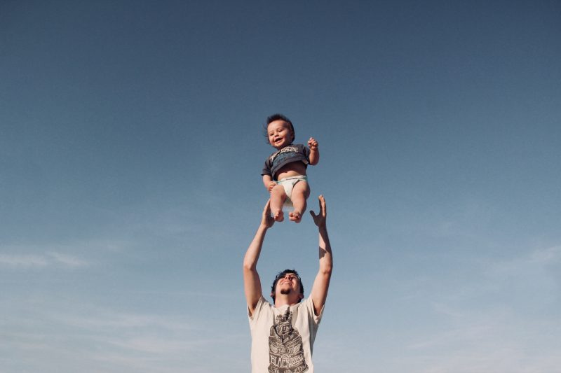 Pai e filho celebram laço no Dia dos Pais.