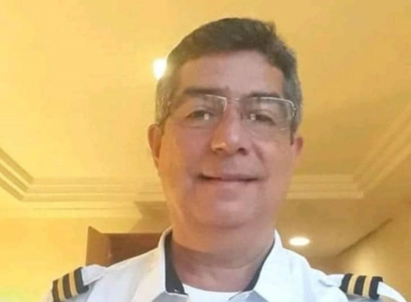 Copiloto com uniforme em sua casa 