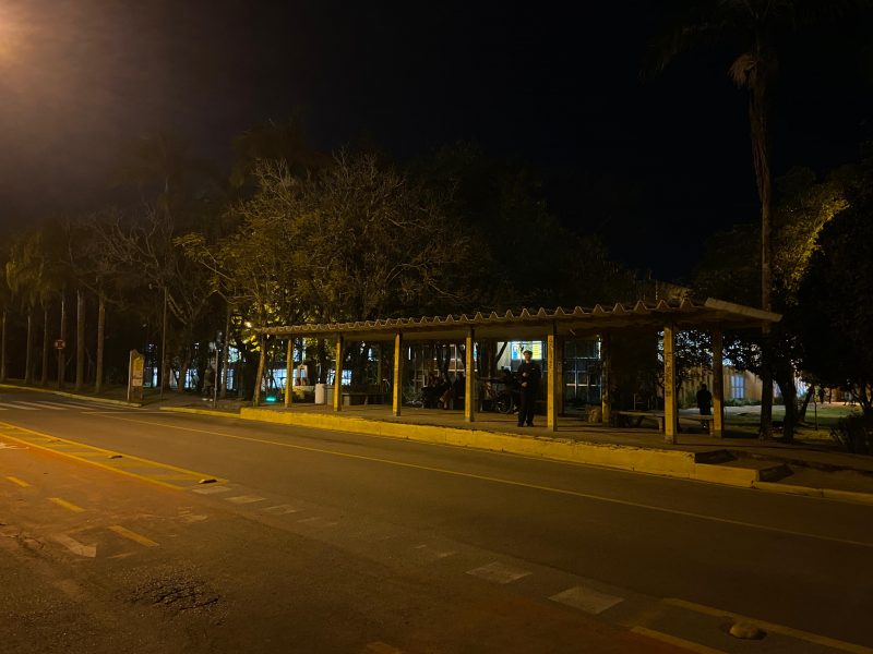 Ponto de ônibus da Biblioteca Universitária da UFSC à noite