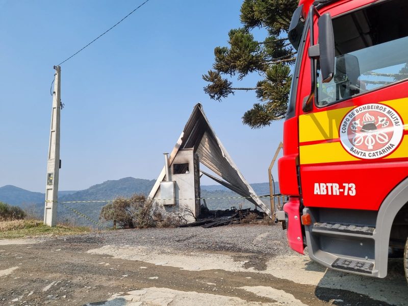 Corpo de Bombeiros fez o rescaldo do incêndio em cabana de pousada ne Serra Catarinense 