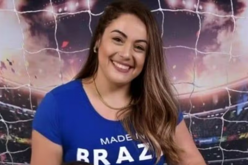 Usando blusa azul, jovem de 27 anos que foi morta a tiros pelo ex-namorado após pedir medida protetiva em SP