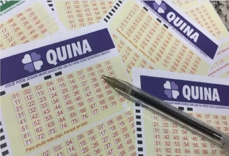 Bilhetes de aposta da Quina prestes a serem preenchidos