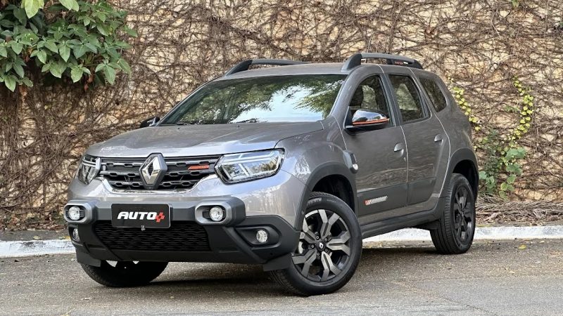 SUV Renault Duster na cor prata