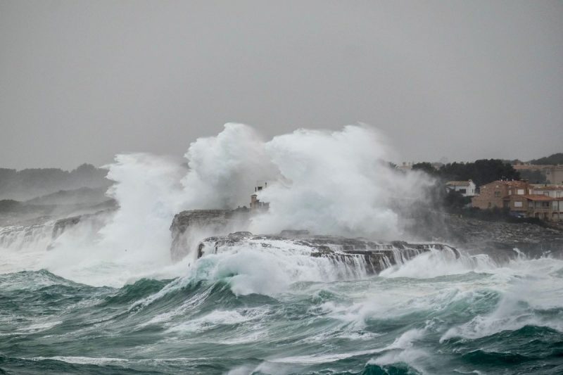 Mar agitado e ondas de até 3,5 metros são esperados