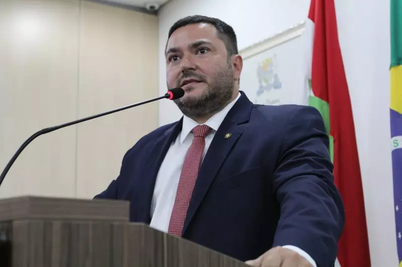 Foto do pré-candidato Ricardo Alba na Câmara de Blumenau