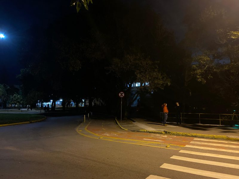 Rótula em frente ao CCE da UFSC à noite