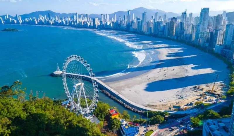 Praia de Balneário Camboriú fica em Santa Catarinam, segundo estado mais competitivo do país