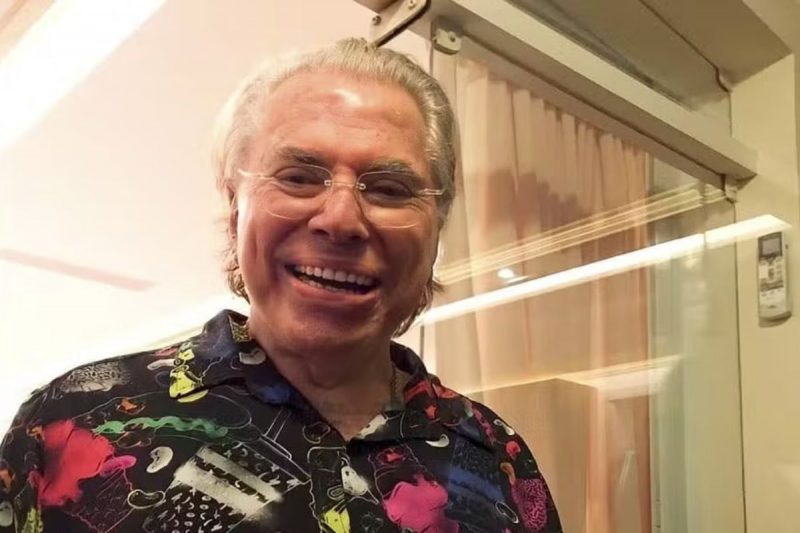 na imagem aparece Silvio Santos de óculos e sorrindo em foto