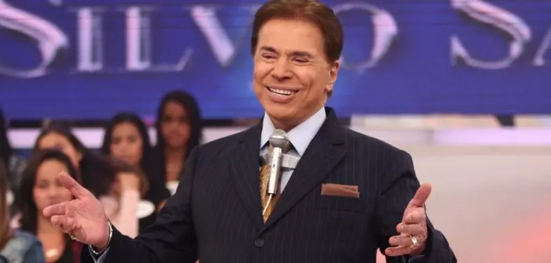 na imagem aparece Silvio Santos durante seu programa no SBT