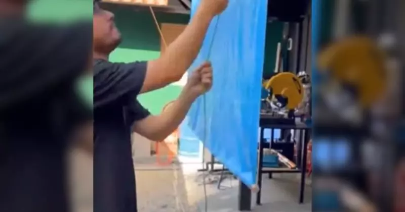 Decorador mostrando o toldo retrátil