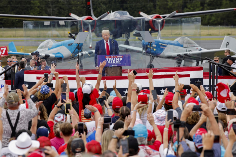 Trump discursa protegido por vidro à prova de balas