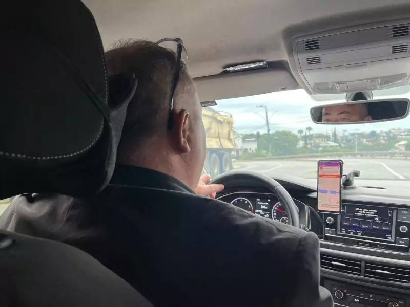 imagem mostra motorista do app Uber da Saúde