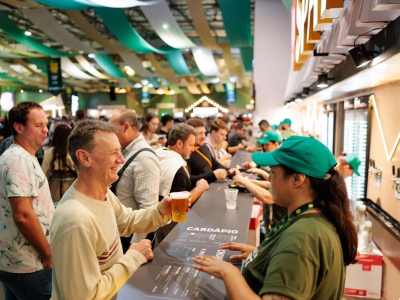 Vagas para trabalhar na Oktoberfest Blumenau incluem atendente, caixa e muito mais 