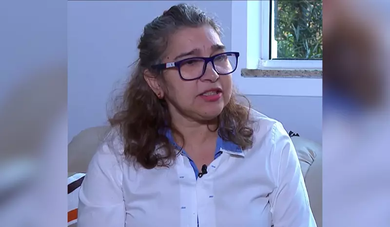 Mulher branca usando óculos de armação azul enquanto fala usando camisa social branca