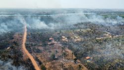 video:-fogo-em-vegetacao-se-alastra-e-atinge-casas-em-povoado