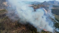 incendio-atinge-morro-onde-fica-o-maior-circuito-de-tirolesas-da-america-latina,-no-es