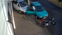 video:-poste-impede-que-mae-e-filha-sejam-atingidas-por-carro-desgovernado-em-franca,-sp