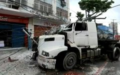 motorista-perde-controle-de-caminhao,-derruba-poste-e-atropela-duas-pessoas-em-salvador